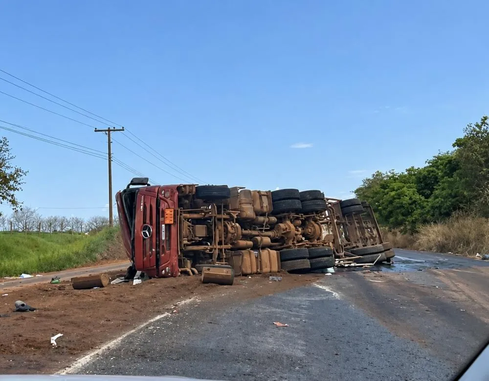 Carreta com 60 mil litros de etanol tomba em Uberaba, deixa motorista ferido e provoca risco de incêndio